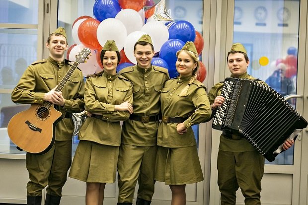 Песни под гармонь в антураже военных лет — прекрасное решение для корпоратива