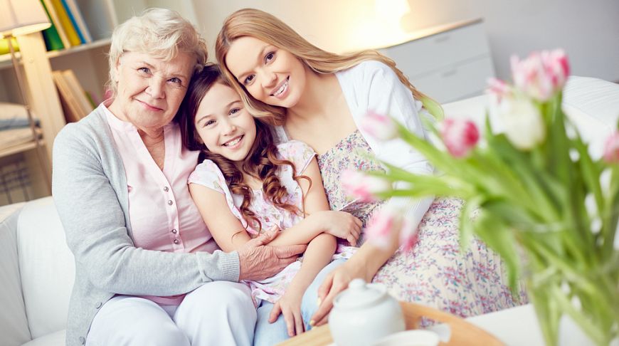 Соберитесь женским коллективом и от души поздравьте мам, бабушек, дочек