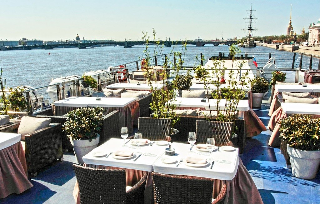 Банкет на плавучем ресторане