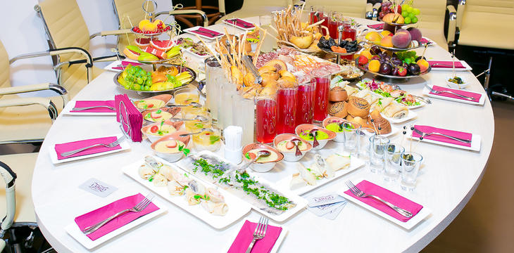 Заказать Сытный Банкет с десертами на 60 персон с приятной скидкой в Москве