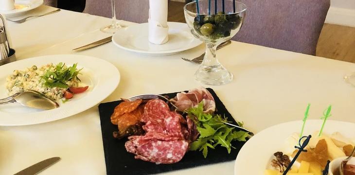 Заказать Банкет с обслуживанием стандарт на 10 персон в Москве